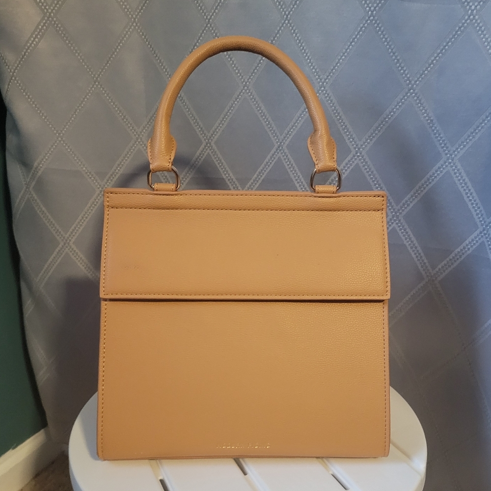 Modern picnic lunchbox in camel